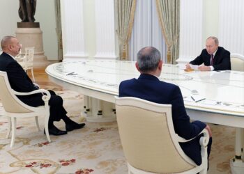 Aliyev ve Paşinyan birbiriyle el sıkışmadılar, Putin’e sarıldılar
