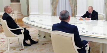 Aliyev ve Paşinyan birbiriyle el sıkışmadılar, Putin’e sarıldılar