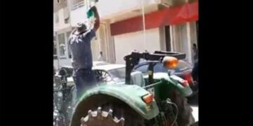 Borcunu ödeyemeyen çiftçi banka önünde kendini yakmaya çalıştı