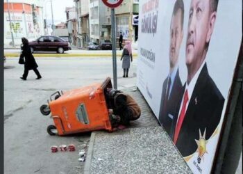 Kuru ekmeği yeterli gören AKP iktidarında insanlar çöpten topladığı sebze ve meyveyi yiyor