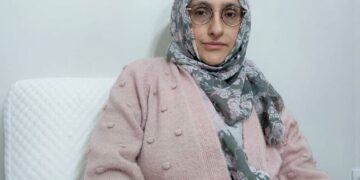 Aile boyu işkence: Kanserli Leyla Kurt,eşinin simasını unutmamak için fotoğrafını karşısına astı