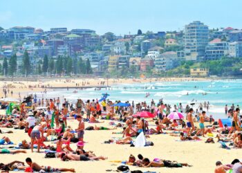9 gündür sıfır vaka: Avusturalya’da yaz sıcağını yaşayan halk, plajlara akın etti