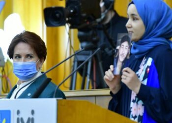 4 yıldır annemin sesini duyamıyorum: Doğu Türkistanlı kız yayına çıkınca TBMM TV yayını kesti