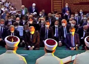 Erdoğan’ı gören cemaat Kur’an dinlemeyi bırakıp slogan attı