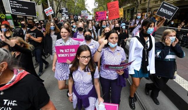 Canberra’da kadına şiddet protesto edildi: 900 kadın mağdurun adının yazıldığı pankart açıldı