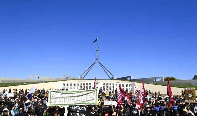 Canberra’da kadına şiddet protesto edildi: 900 kadın mağdurun adının yazıldığı pankart açıldı