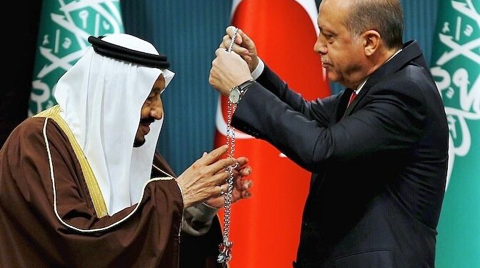 Turkey's President Tayyip Erdogan (R) presents a state medal to Saudi King Salman during a ceremony in Ankara, Turkey April 12, 2016. REUTERS/Umit Bektas