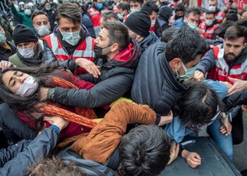 Kadıköy’de kayyım şiddeti: Polis öğrencilere, biber gazı sıktı ve darp etti
