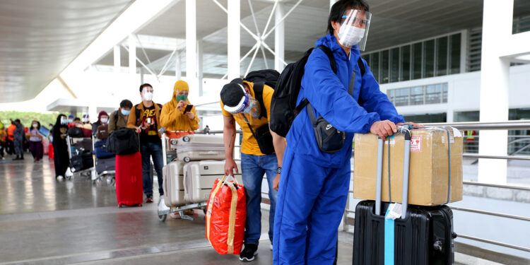 HOME FOR THE HOLIDAYS. Repatriated Overseas Filipino workers, who finished the 14-day quarantine, queue at the Ninoy Aquino International Airport Terminal 2 in Pasay City on December 14, 2020 for their flight back home in time for the holiday season. Tomorrow, the world will also celebrate International Migrants day. Photo by Inoue Jaena/Rappler