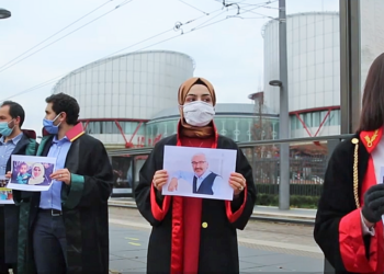 AİHM’in önünde hukuk mücadelesi: Türkiye mağduru bir gurup Avukat, ‘Koşulsuz Adalet Hareketi’ nöbetinde