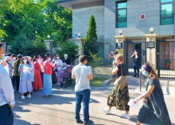 Kaçırılan Orhan İnandı’nın öğrencileri Bişkek Türk Büyükelçiliği önünde: #OrhanBeyNerede