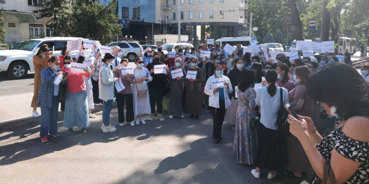 Kaçırılan Orhan İnandı’nın öğrencileri Bişkek Türk Büyükelçiliği önünde: #OrhanBeyNerede