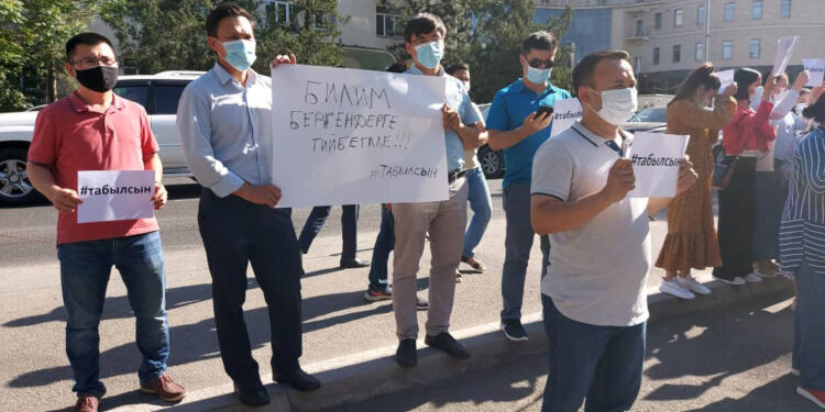 Kaçırılan Orhan İnandı’nın öğrencileri Bişkek Türk Büyükelçiliği önünde: #OrhanBeyNerede