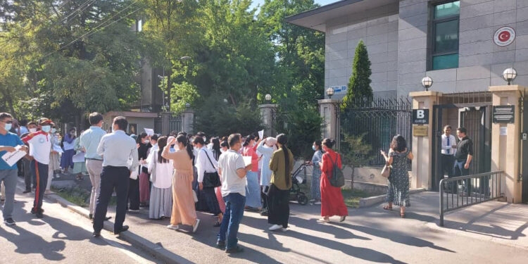 Kaçırılan Orhan İnandı’nın öğrencileri Bişkek Türk Büyükelçiliği önünde: #OrhanBeyNerede