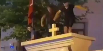 Ermeni Kilisesi’nin üzerinde tepindiler: Milletvekili Garo Paylan, yapanları ve yol verenleri kınadı