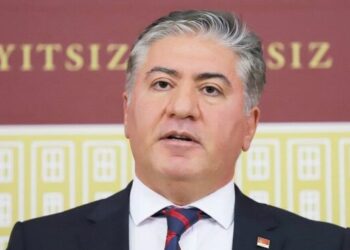 CHP’li Murat Emir: Aracı firma Çin’den aşıyı 7 dolara alıyor, devlete 12 dolara satıyor