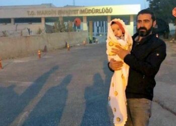 4 aylık bebeği annesinden ayırdılar: Bebek süt için emniyetin önünde bekletiliyor