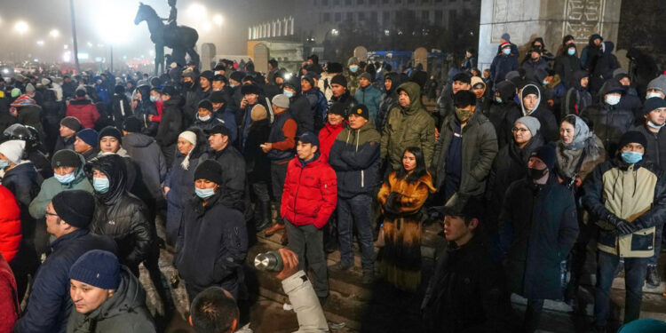 Protesters take part in a rally over a hike in energy prices in Almaty on January 5, 2022. - Kazakhstan on January 5, 2022 declared a nationwide state of emergency after protests over a fuel price hike erupted into clashes and saw demonstrators storm government buildings. (Photo by Abduaziz MADYAROV / AFP)