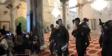 En az 90 Filistinli yaralandı: İsrail polisi Mescid-i Aksa’da bulunan Kıble Mescidi’ne girdi