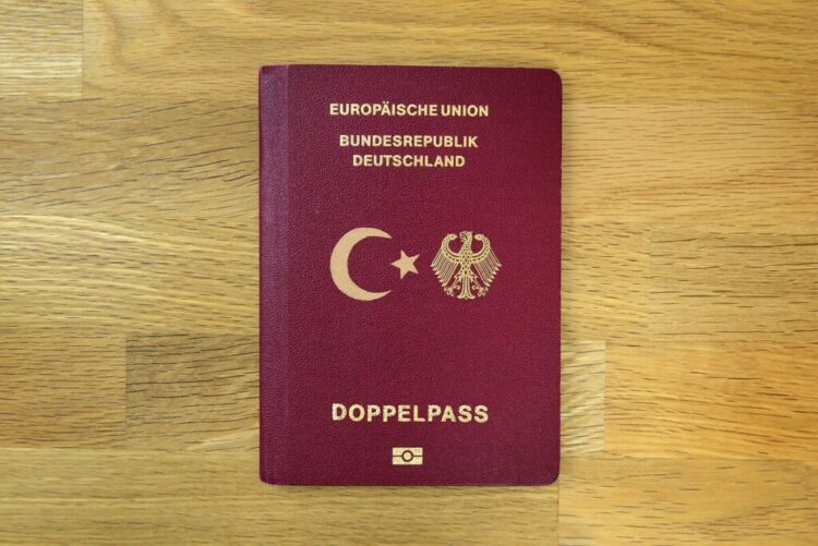 Avurpa Birliğine vizelerin kalkması gündemde. Bu haberlerde kullanılmak üzere Almanya pasaportu ve Türkiye Cumhuriyeti pasaportları.