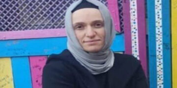 Eşi 5,5 yıldır tutuklu olan KHK’lı öğretmen, online ders verdiği gerekçesiyle gözaltına alındı