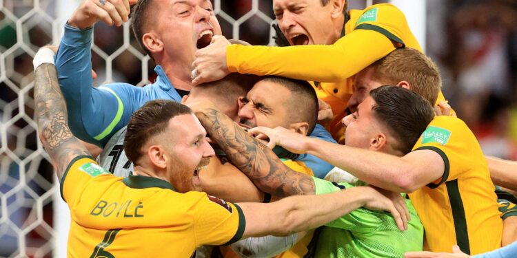 Soccer Football - FIFA World Cup Qualifier - Australia v Peru - Al Rayyan Stadium, Al Rayyan, Qatar - June 13, 2022 Australia's Andrew Redmayne and teammates celebrate after qualifying to the FIFA World Cup REUTERS/Mohammed Dabbous     TPX IMAGES OF THE DAY