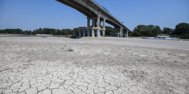 A view shows the dessicated bed of the river Po in Boretto, northeast of Parma, on June 15, 2022. - According to the river observatory, the drought affecting Italy's longest river Po is the worst in the last 70 years. (Photo by Piero CRUCIATTI / AFP)