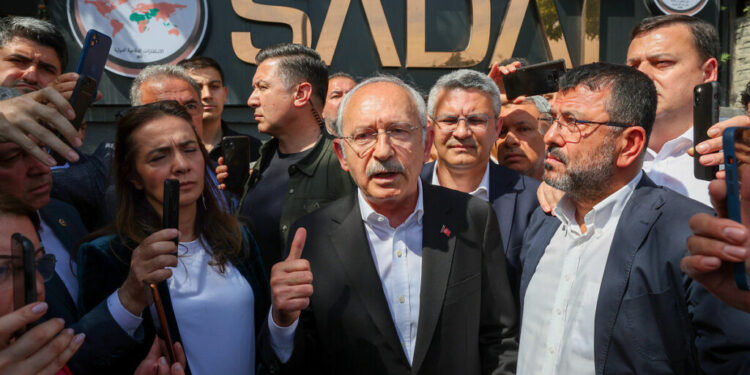 Cumhuriyet Halk Partisi Genel Başkanı Kemal Kılıçdaroğlu, hakkında, halkı sindirmeye yönelik şaibeli iddialar bulunan SADAT’ın Genel Merkez binası önünde açıklama yaptı.