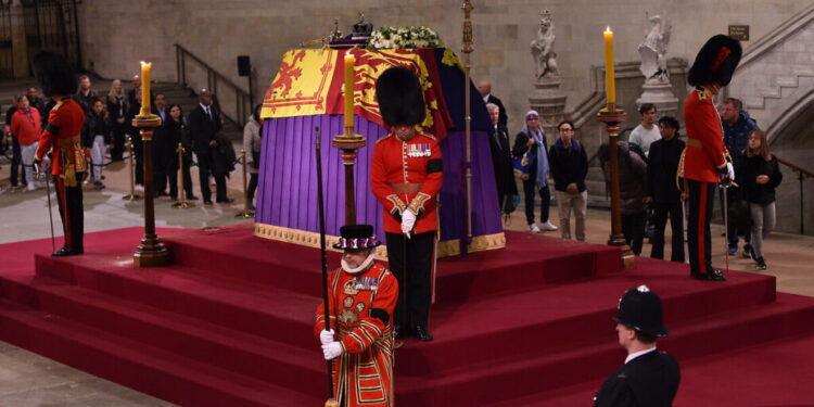 Kraliçe Elizabethin Westminsterdaki tabutu... Kraliçe 2. Elizabethin cenaze töreni, İngilterenin neredeyse 60 yıldır görmediği çapta büyük bir devlet töreniyle bugün gerçekleşiyor. (© Thomas Krych/ZUMA Press Wire - Depo Photos)