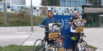 Sürgündeki gazeteci ve Avukat, 800 km bisiklet turunu Lahey önünde tamamladı: Tutsak arkadaşlarımız özgür olana kadar
