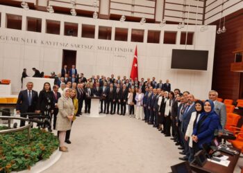 Gurur poz: ‘Sansür yasası’ AKP ve MHP’nin oylarıyla geçti