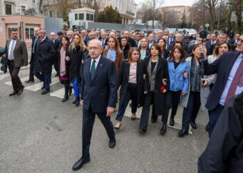 Kılıçdaroğlu, Adalet Bakanlığı önünde: Evlatlarımız için adalet istiyoruz