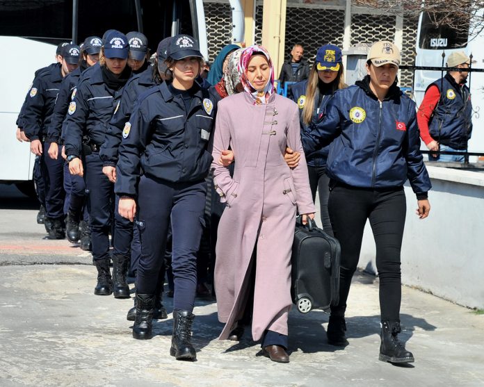 600 polisle bayanlara cadı avı operasyonu: 63 adrese baskın, 70 kadına gözaltı