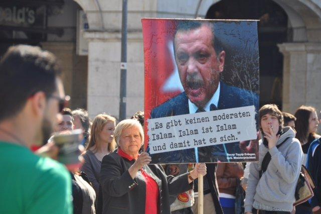 Dava AİHM’e taşındı: Diplomasının gerçekliği doğrulanmadığı için AİHM önünde ‘Erdoğan yargılansın’ mitingi