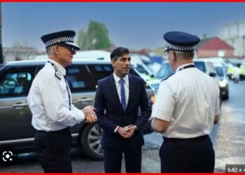 Polis, emniyet kemeri takmayan İngiltere Başbakanına ceza kesti