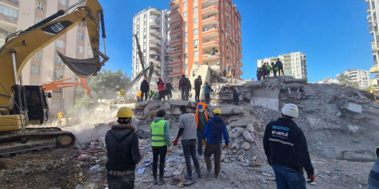 Kahramanmaraş merkezli depremlerden etkilenen Adana yurt mahallesinde arama kurtarma çalışmaları devam ediyor.