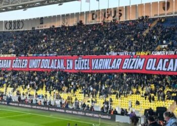 Fenerbahçe tezahüratı: Yalan yalan yalan, dolan dolan dolan, 20 sene oldu istifa ulan!