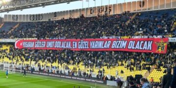 Fenerbahçe tezahüratı: Yalan yalan yalan, dolan dolan dolan, 20 sene oldu istifa ulan!