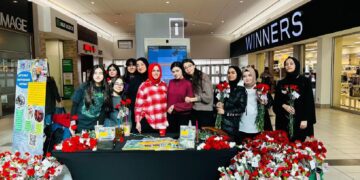 Kanada’daki Hizmet Gönüllüleri çiçek dağıtarak depremzedeler için yardım kampanyası düzenledi