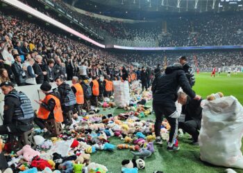 AKP ve ortağı MHP’ye tribün tepkisi çığı gibi: Beşiktaş taraftarı da ‘hükümet istifa’ dedi