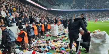 AKP ve ortağı MHP’ye tribün tepkisi çığı gibi: Beşiktaş taraftarı da ‘hükümet istifa’ dedi