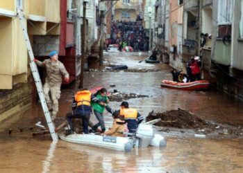 Depremden sonra sel felaketini yaşayan vatandaşlar: Yâ Rab, bize merhamet et