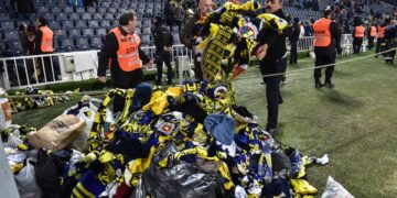 AKP-MHP rejiminden taraftara ceza: Hükümeti istifaya çağıran Fenerbahçe taraftarına deplasman yasağı