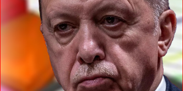 Tren kazasında  40 insan öldü, Yunas bakan istifa etti: Türkiye’de ise ilk belirlemelere göre 45 bin kişi can verdi, özür dileyen yok