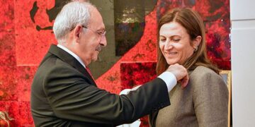 Parti rozetini Kılıçdaroğlu taktı: Suikast sonucu öldürülen Tahir Elçi’nin eşi Türkan Elçi CHP’ye katıldı