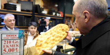 AKP’li Cumhurbaşkanı pide için yüzlerce polis seferber etti.Görüntüler Kuzey Kore’yi hatırlattı