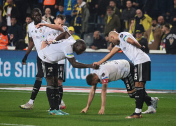 Beşiktaş, Fenerbahçe’yi Kadıköy’de 10 kişiyle ve 4 golle geçti