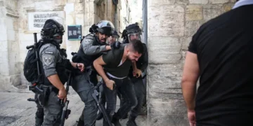 İsrail polisi, ramazanda terör estiriyor: Mescid-i Aksa’yı basarak, 450 Filistinliyi gözaltına aldı