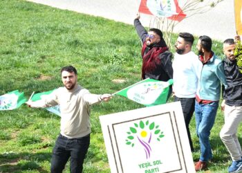 Yeşil Sol Parti’den AKP’li Bekir Bozdağ’a cevap: Şampanya patlatmasını bilmeyiz, biz ampulünüzü patlatmaya geliyoruz