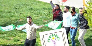 Yeşil Sol Parti’den AKP’li Bekir Bozdağ’a cevap: Şampanya patlatmasını bilmeyiz, biz ampulünüzü patlatmaya geliyoruz